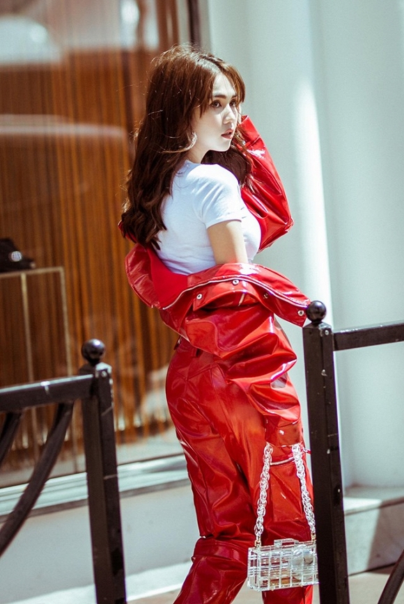 Chán hở bạo, Ngọc Trinh tung loạt ảnh kín đáo trên đường phố Cannes-3