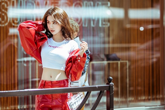 Chán hở bạo, Ngọc Trinh tung loạt ảnh kín đáo trên đường phố Cannes-4