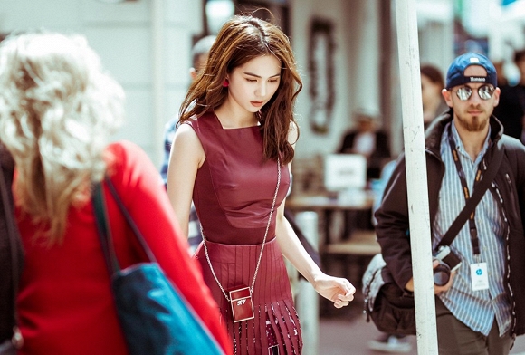 Chán hở bạo, Ngọc Trinh tung loạt ảnh kín đáo trên đường phố Cannes-13