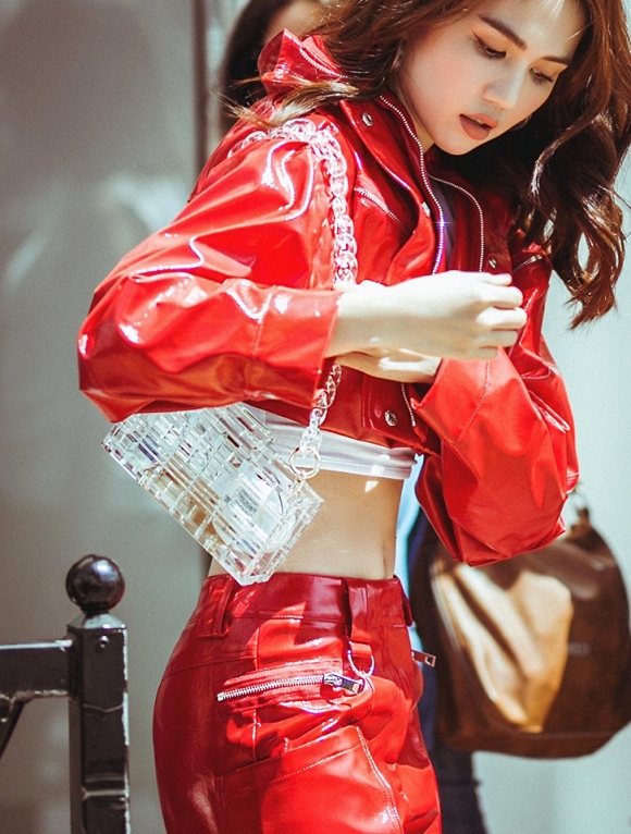 Chán hở bạo, Ngọc Trinh tung loạt ảnh kín đáo trên đường phố Cannes-14