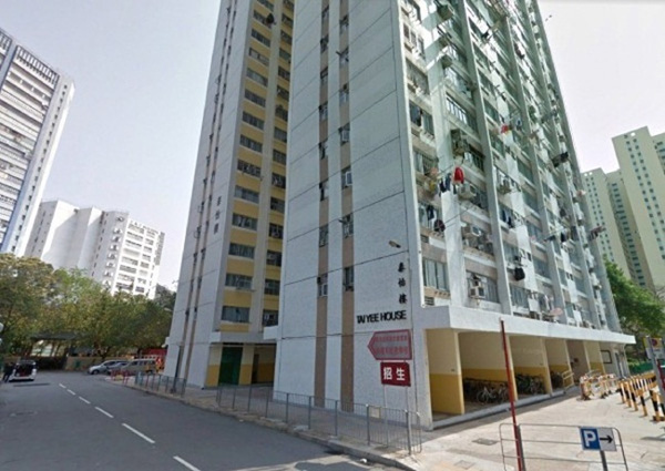 Đánh nhau với bạn trai, cô gái khỏa thân chạy ra khỏi tòa nhà kêu cứu-1