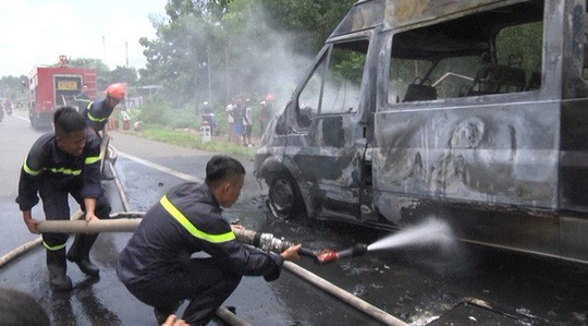 Kinh hãi cháu bé tử vong vì bị kẹt trong xe khách đang chạy bỗng bốc cháy-1