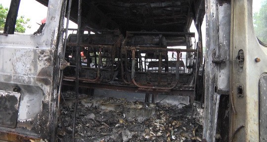 Kinh hãi cháu bé tử vong vì bị kẹt trong xe khách đang chạy bỗng bốc cháy-2