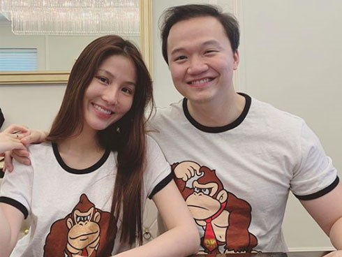 Gượng cười bên bạn trai, Diễm My 9x vẫn không giấu được vẻ tiều tụy đến xót xa sau biến cố