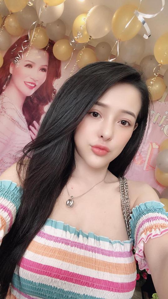 Dao kéo chán chê, Ngân 98 vẫn cố bóp ảnh cho được mặt thon, ngực khủng đến đáng sợ-10