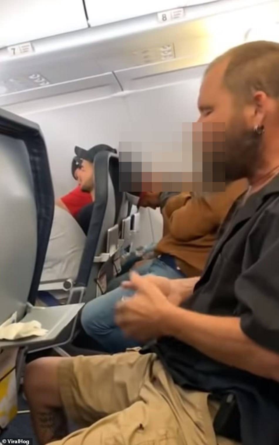 Người đàn ông liên tục làm ồn trên máy bay nhưng hành động bất chấp tất cả quy định này mới khiến mọi người phẫn nộ-1