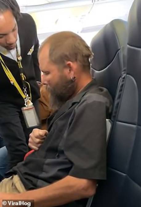 Người đàn ông liên tục làm ồn trên máy bay nhưng hành động bất chấp tất cả quy định này mới khiến mọi người phẫn nộ-3