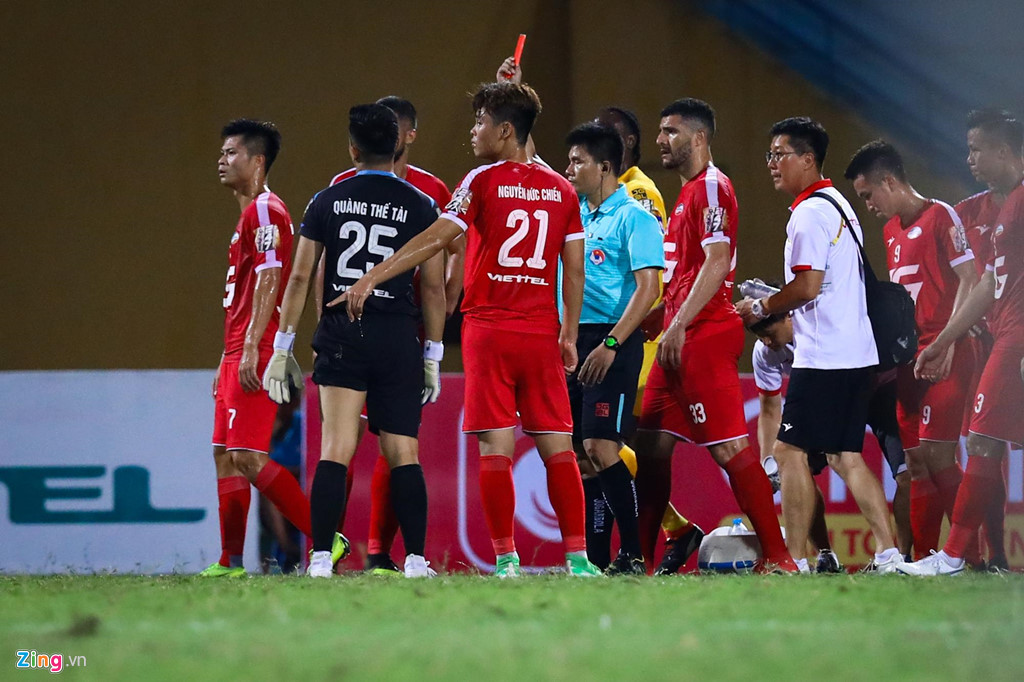 Sao U23 Việt Nam ngăn đồng đội lao vào ăn thua đủ với trọng tài-3