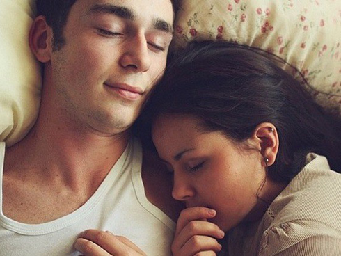 Nửa đêm tỉnh giấc, tôi bật ngửa la lớn vì thấy dấu vết trên lưng chồng