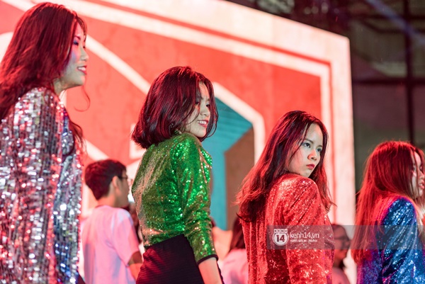 Dàn nữ sinh trường chuyên Amsterdam siêu sexy, đội mưa to nhảy máu lửa trong lễ trưởng thành-1