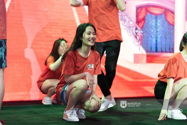 Dàn nữ sinh trường chuyên Amsterdam siêu sexy, đội mưa to nhảy máu lửa trong lễ trưởng thành-3