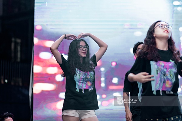 Dàn nữ sinh trường chuyên Amsterdam siêu sexy, đội mưa to nhảy máu lửa trong lễ trưởng thành-4