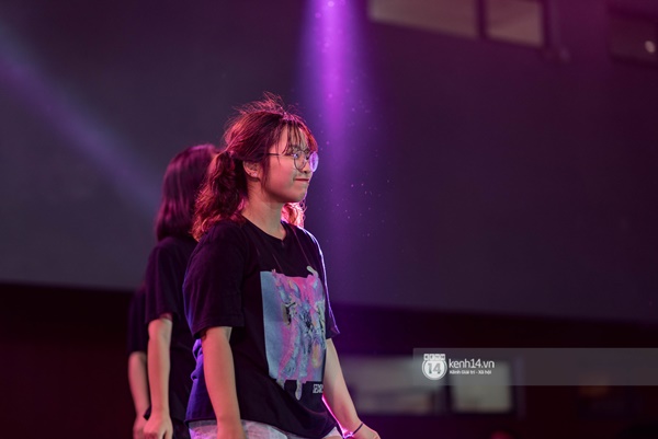 Dàn nữ sinh trường chuyên Amsterdam siêu sexy, đội mưa to nhảy máu lửa trong lễ trưởng thành-6