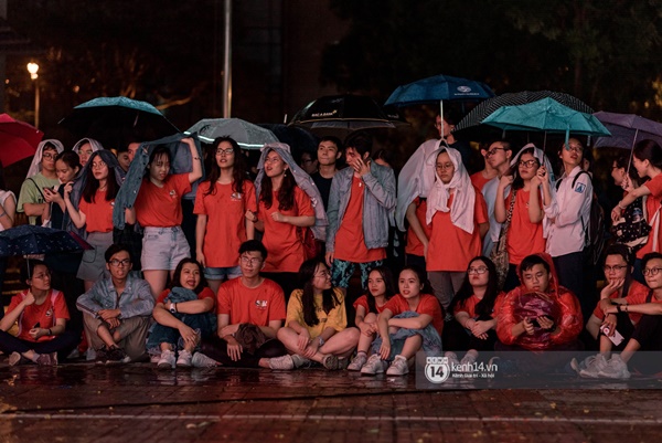 Dàn nữ sinh trường chuyên Amsterdam siêu sexy, đội mưa to nhảy máu lửa trong lễ trưởng thành-8