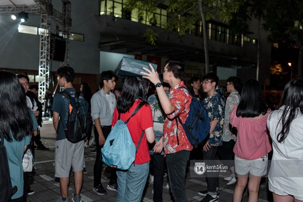 Dàn nữ sinh trường chuyên Amsterdam siêu sexy, đội mưa to nhảy máu lửa trong lễ trưởng thành-11