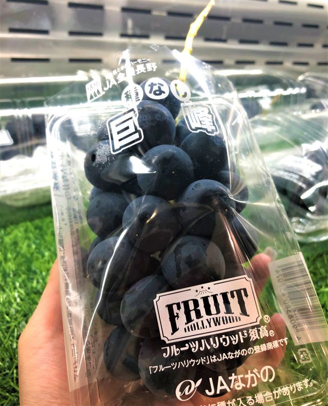 Nho đen vị rượu 1,5 triệu đồng/chùm, giới trẻ tranh nhau mua ăn thử-1