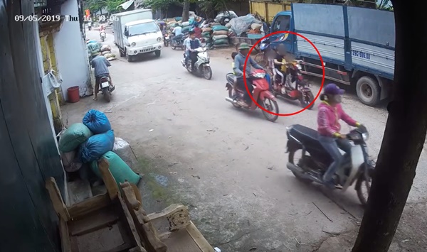 Cô gái trẻ bị bánh ô tô cán qua người tử vong, 2 em bé đi cùng thoát chết thần kỳ, bò ra từ gầm xe tải-1