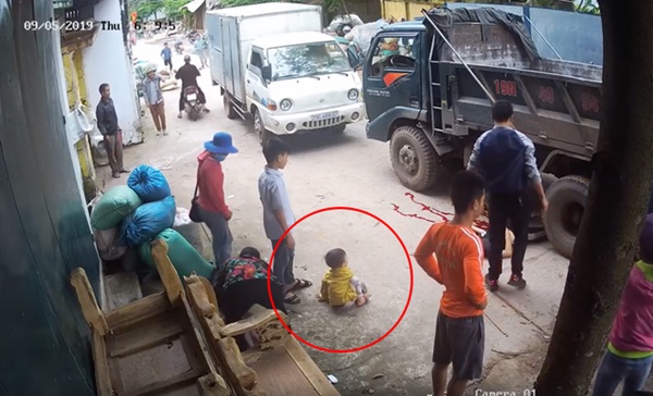 Cô gái trẻ bị bánh ô tô cán qua người tử vong, 2 em bé đi cùng thoát chết thần kỳ, bò ra từ gầm xe tải-3