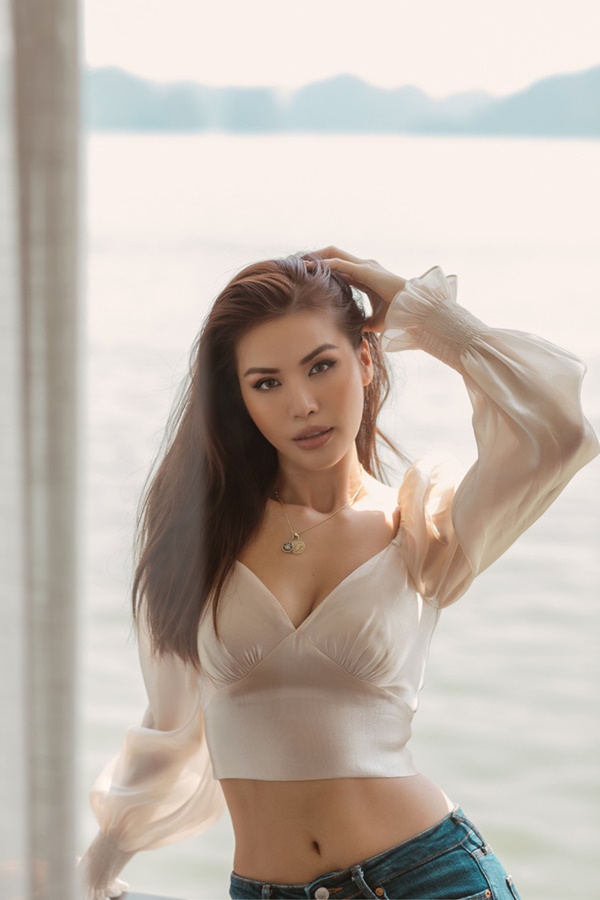 Minh Tú diện mốt khoe nội y trên du thuyền-2