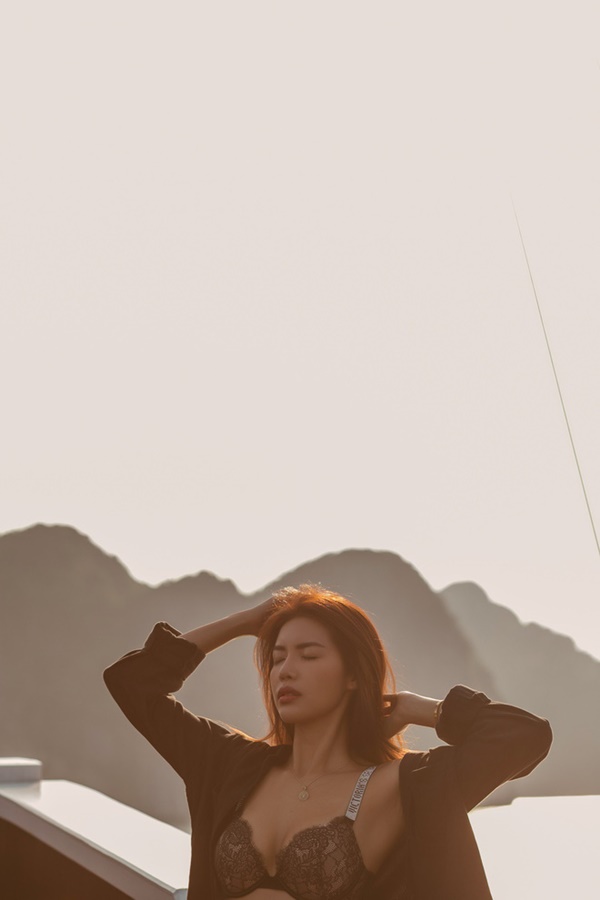 Minh Tú diện mốt khoe nội y trên du thuyền-3