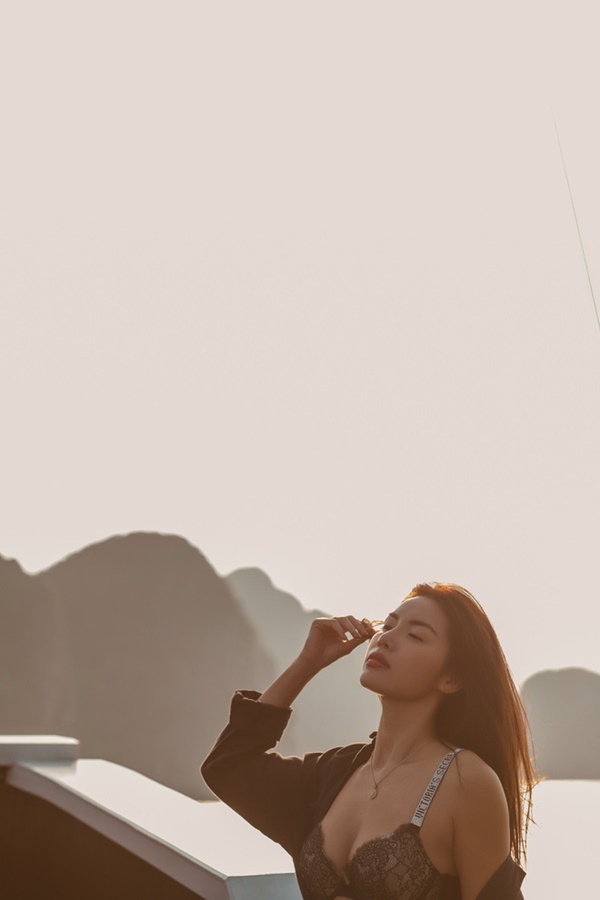 Minh Tú diện mốt khoe nội y trên du thuyền-4