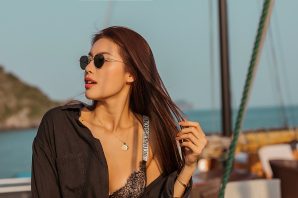 Minh Tú diện mốt khoe nội y trên du thuyền-5