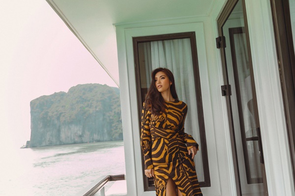 Minh Tú diện mốt khoe nội y trên du thuyền-10