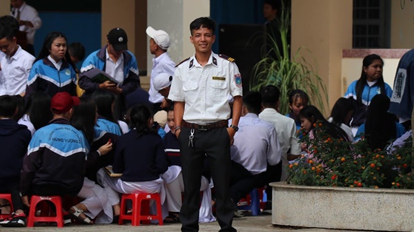 Ra chụp ảnh với học sinh cho vui, bác bảo vệ bỗng chiếm spotlight vì quá đẹp trai và manly-1