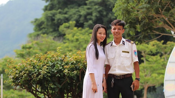 Ra chụp ảnh với học sinh cho vui, bác bảo vệ bỗng chiếm spotlight vì quá đẹp trai và manly-2