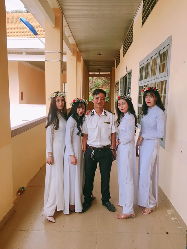 Ra chụp ảnh với học sinh cho vui, bác bảo vệ bỗng chiếm spotlight vì quá đẹp trai và manly-3