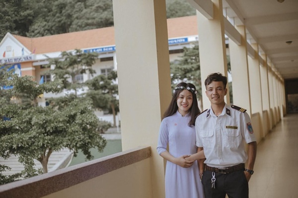 Ra chụp ảnh với học sinh cho vui, bác bảo vệ bỗng chiếm spotlight vì quá đẹp trai và manly-4