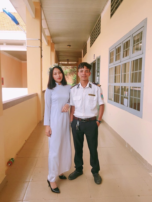 Ra chụp ảnh với học sinh cho vui, bác bảo vệ bỗng chiếm spotlight vì quá đẹp trai và manly-5