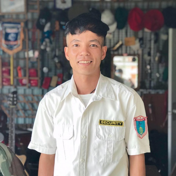 Ra chụp ảnh với học sinh cho vui, bác bảo vệ bỗng chiếm spotlight vì quá đẹp trai và manly-6