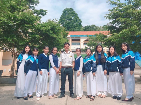 Ra chụp ảnh với học sinh cho vui, bác bảo vệ bỗng chiếm spotlight vì quá đẹp trai và manly-7