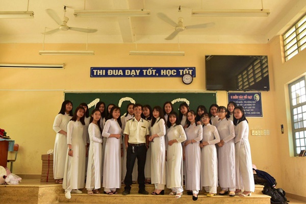 Ra chụp ảnh với học sinh cho vui, bác bảo vệ bỗng chiếm spotlight vì quá đẹp trai và manly-8