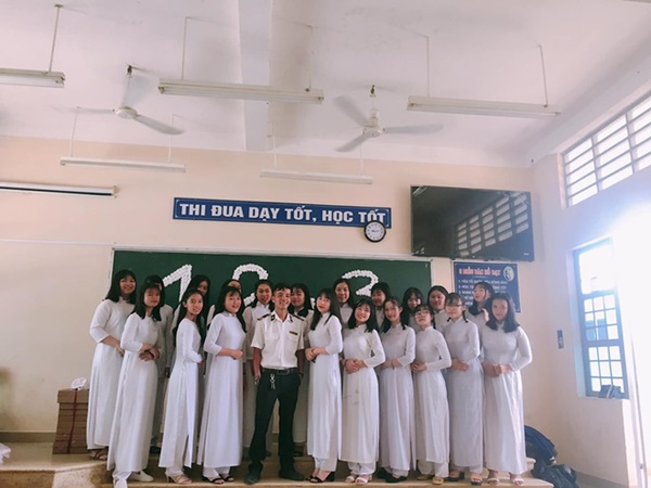 Ra chụp ảnh với học sinh cho vui, bác bảo vệ bỗng chiếm spotlight vì quá đẹp trai và manly-9