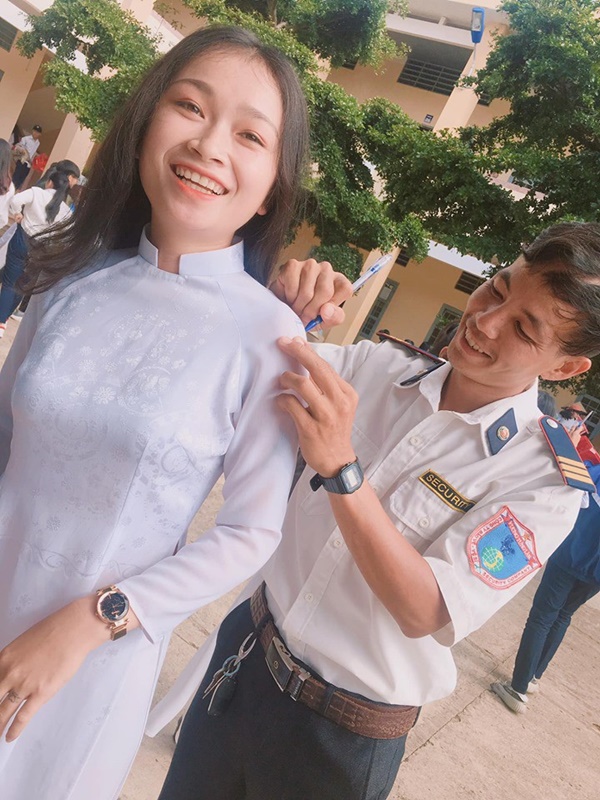 Ra chụp ảnh với học sinh cho vui, bác bảo vệ bỗng chiếm spotlight vì quá đẹp trai và manly-10