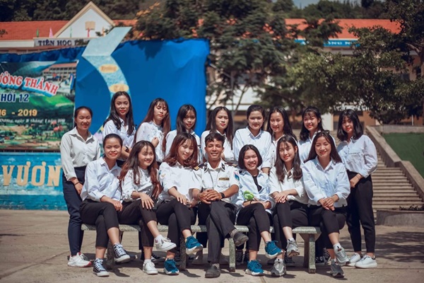 Ra chụp ảnh với học sinh cho vui, bác bảo vệ bỗng chiếm spotlight vì quá đẹp trai và manly-11