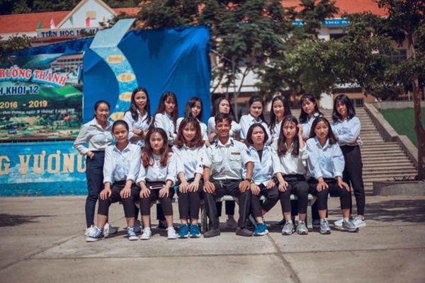 Ra chụp ảnh với học sinh cho vui, bác bảo vệ bỗng chiếm spotlight vì quá đẹp trai và manly-12