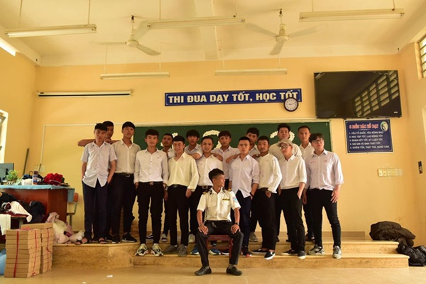 Ra chụp ảnh với học sinh cho vui, bác bảo vệ bỗng chiếm spotlight vì quá đẹp trai và manly-13