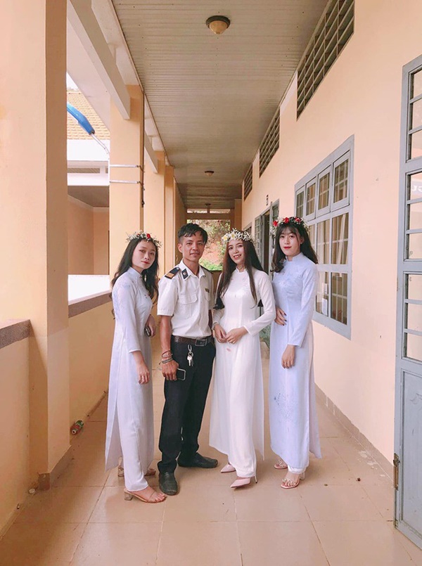 Ra chụp ảnh với học sinh cho vui, bác bảo vệ bỗng chiếm spotlight vì quá đẹp trai và manly-14