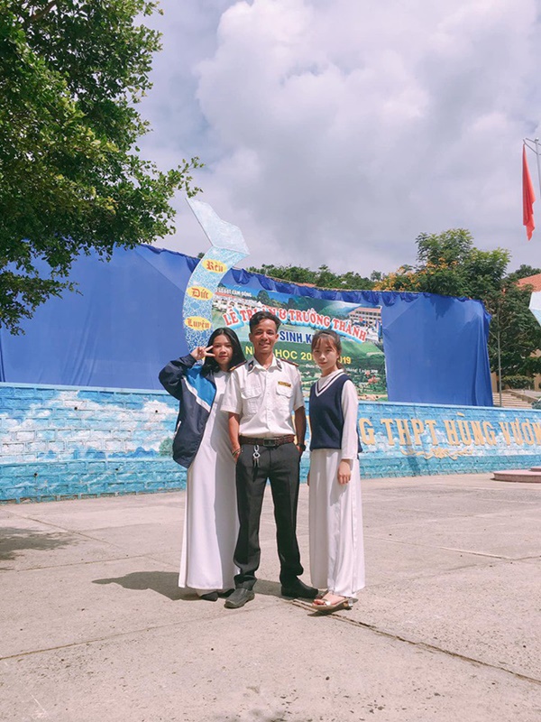 Ra chụp ảnh với học sinh cho vui, bác bảo vệ bỗng chiếm spotlight vì quá đẹp trai và manly-15