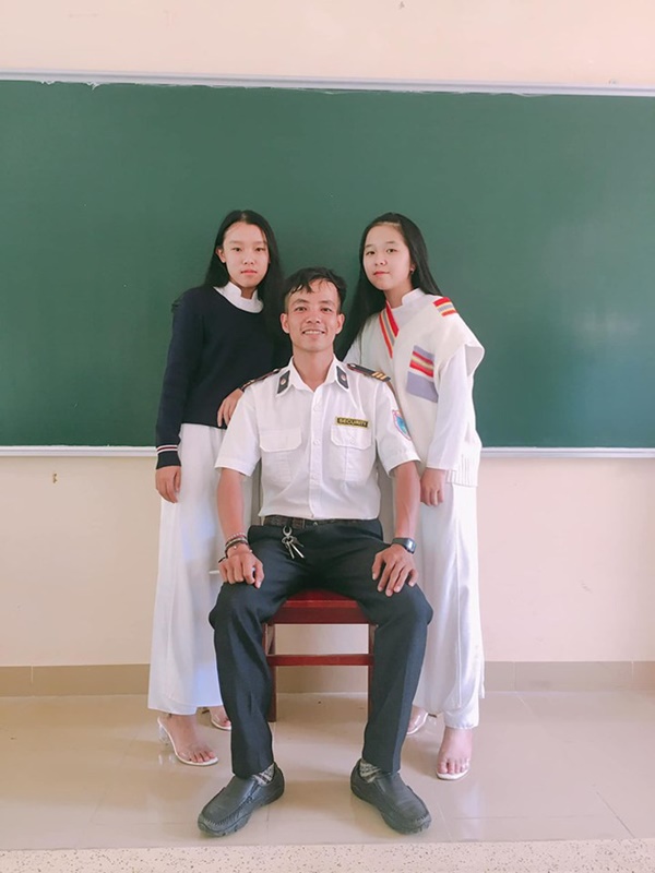 Ra chụp ảnh với học sinh cho vui, bác bảo vệ bỗng chiếm spotlight vì quá đẹp trai và manly-16