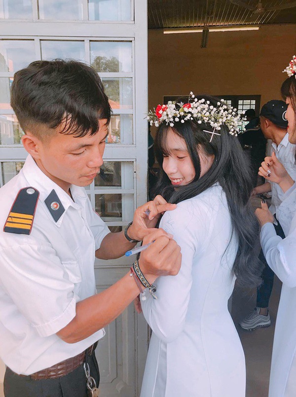 Ra chụp ảnh với học sinh cho vui, bác bảo vệ bỗng chiếm spotlight vì quá đẹp trai và manly-17