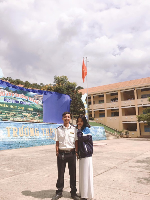 Ra chụp ảnh với học sinh cho vui, bác bảo vệ bỗng chiếm spotlight vì quá đẹp trai và manly-18