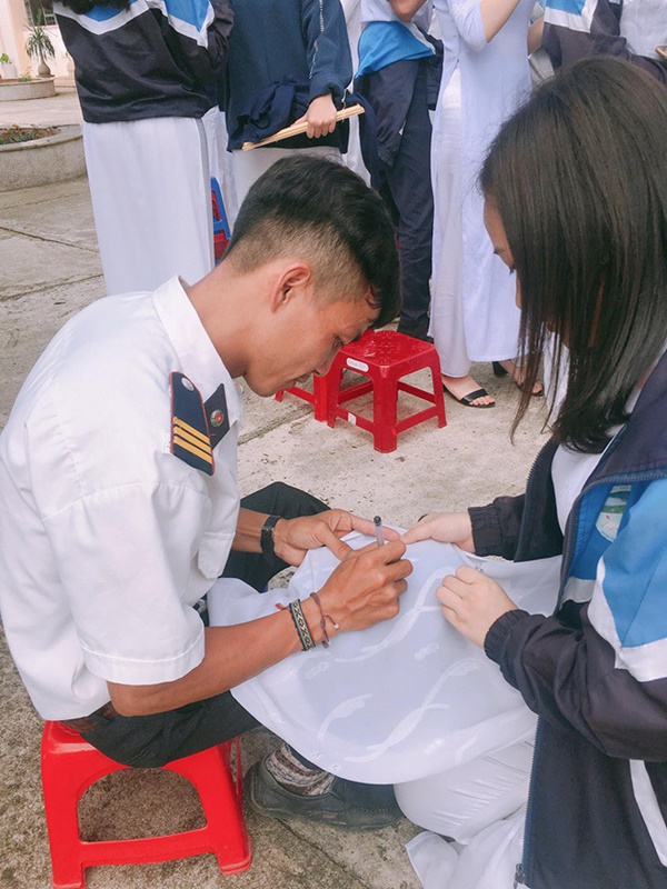 Ra chụp ảnh với học sinh cho vui, bác bảo vệ bỗng chiếm spotlight vì quá đẹp trai và manly-19