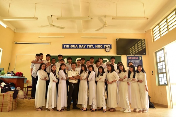 Ra chụp ảnh với học sinh cho vui, bác bảo vệ bỗng chiếm spotlight vì quá đẹp trai và manly-20