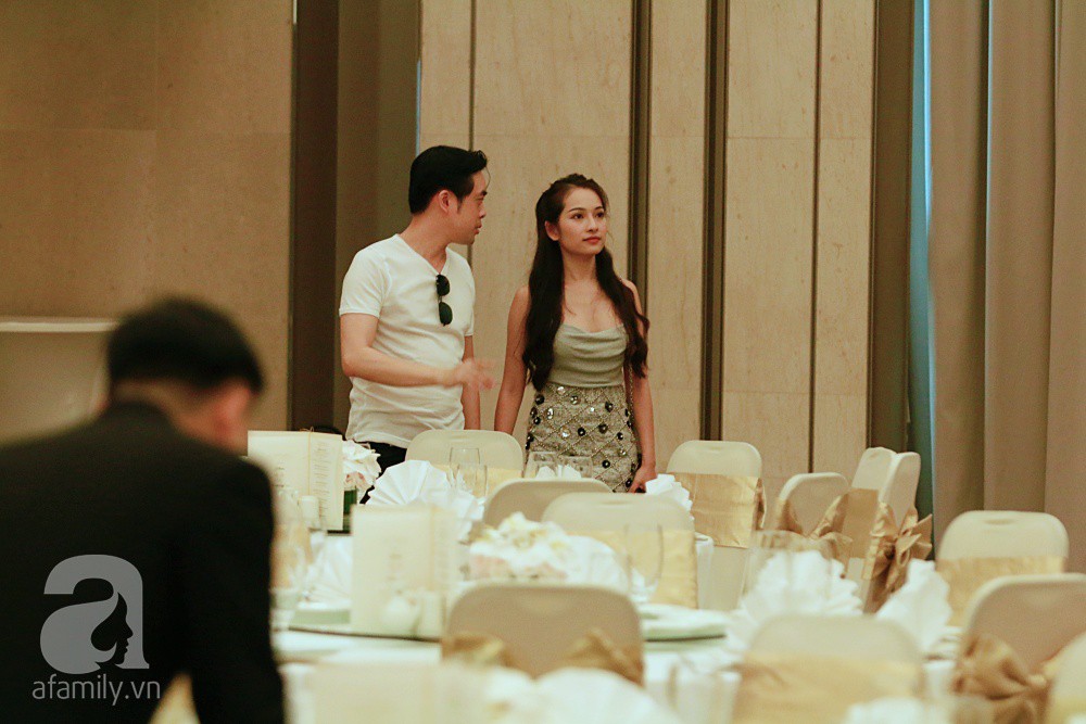 Dương Khắc Linh cùng vợ sắp cưới khoác vai, công khai ôm hôn tình tứ trước ngày lên xe hoa-8