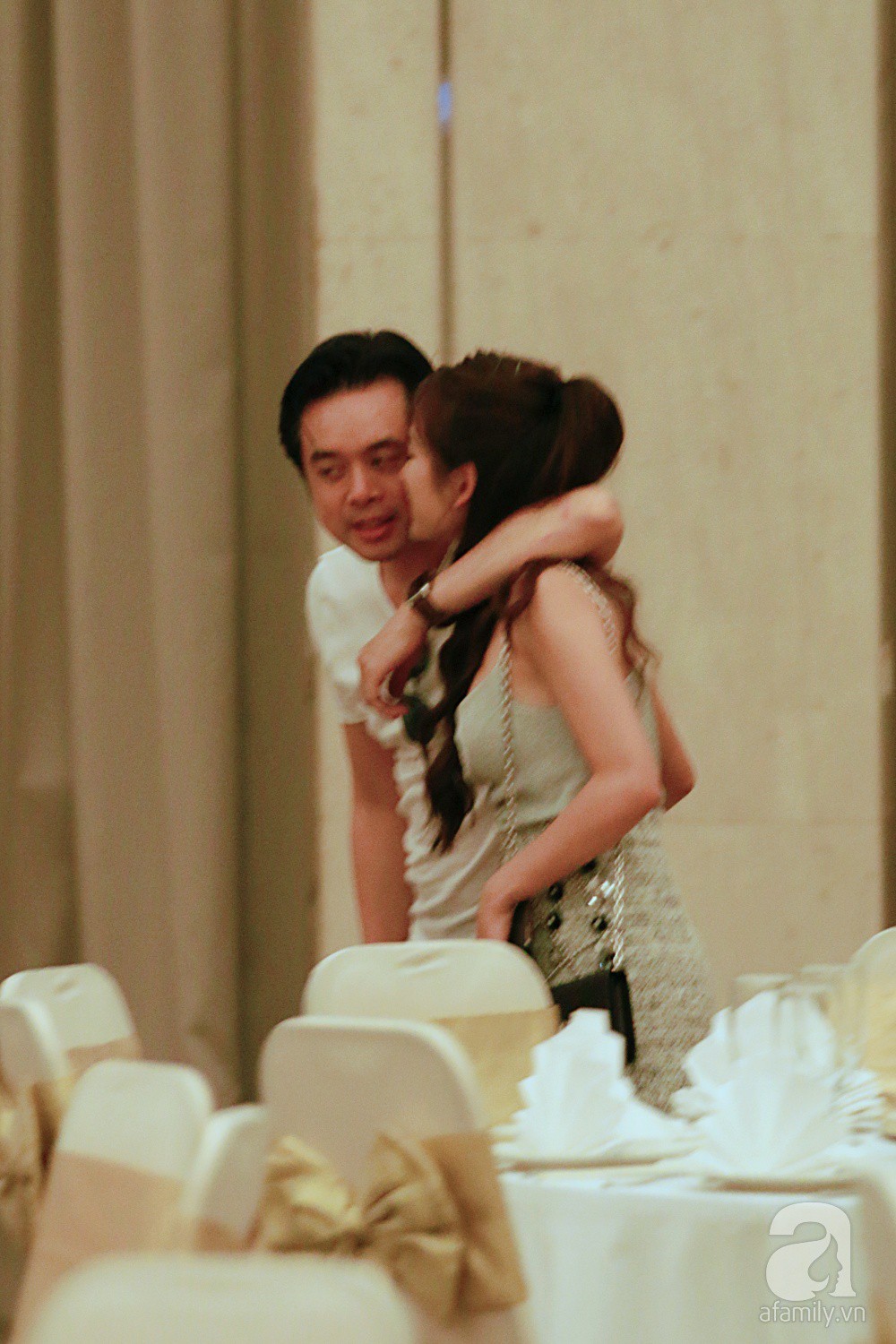 Dương Khắc Linh cùng vợ sắp cưới khoác vai, công khai ôm hôn tình tứ trước ngày lên xe hoa-11