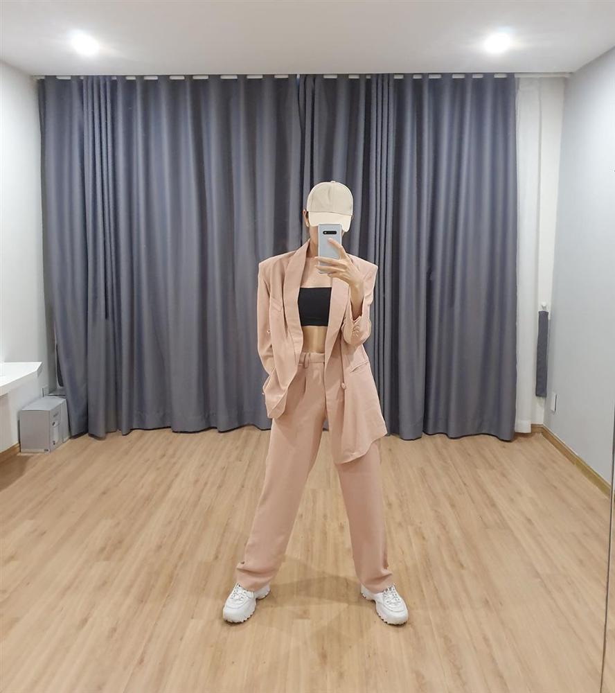 Khoe street style gợi cảm với đầm hai dây, Chi Pu - Thiều Bảo Trâm khiến fan xịt máu mũi-2